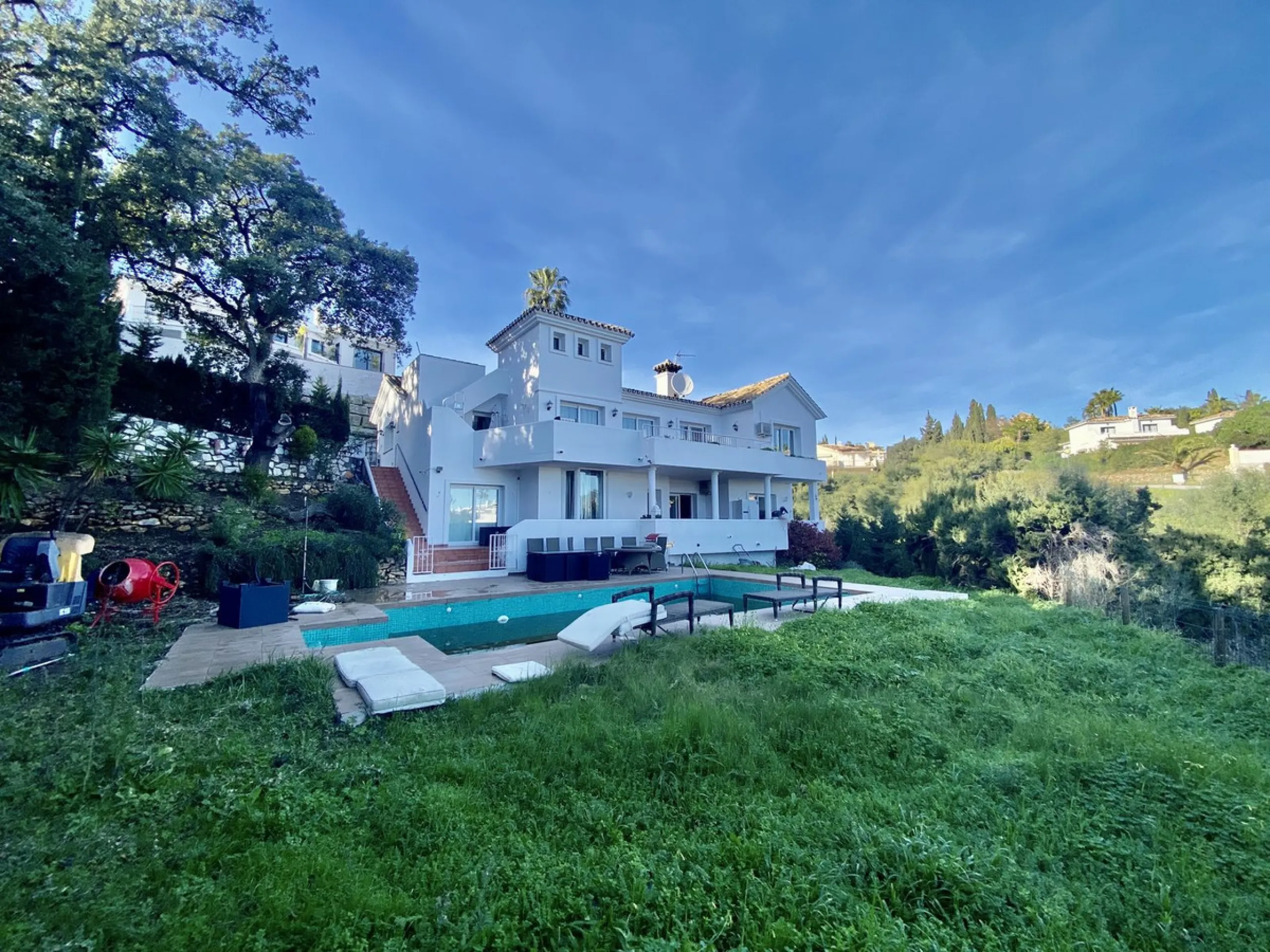 House - Detached Villa в продаже в Mijas, Málaga. В доме 5 спален и 4 ванных комнат. Площадь дома 364 м². Площадь участка 1299 м²
