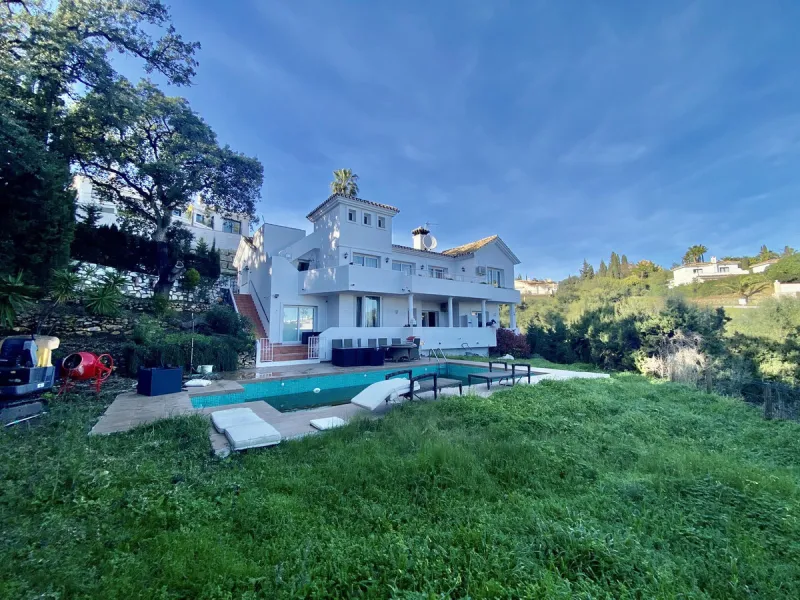 House - Detached Villa в продаже в Mijas, Málaga. В доме 5 спален и 4 ванных комнат. Площадь дома 364 м². Площадь участка 1299 м²