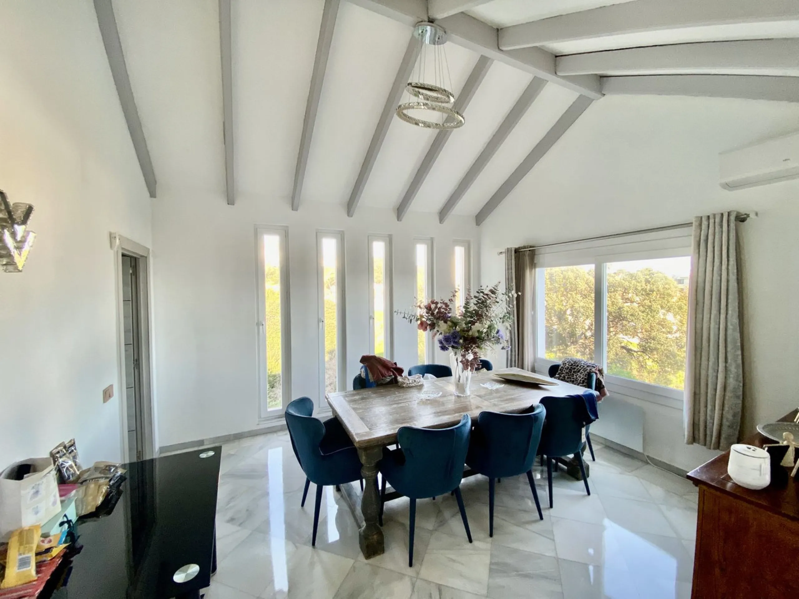 House - Detached Villa в продаже в Mijas, Málaga. В доме 5 спален и 4 ванных комнат. Площадь дома 364 м². Площадь участка 1299 м²