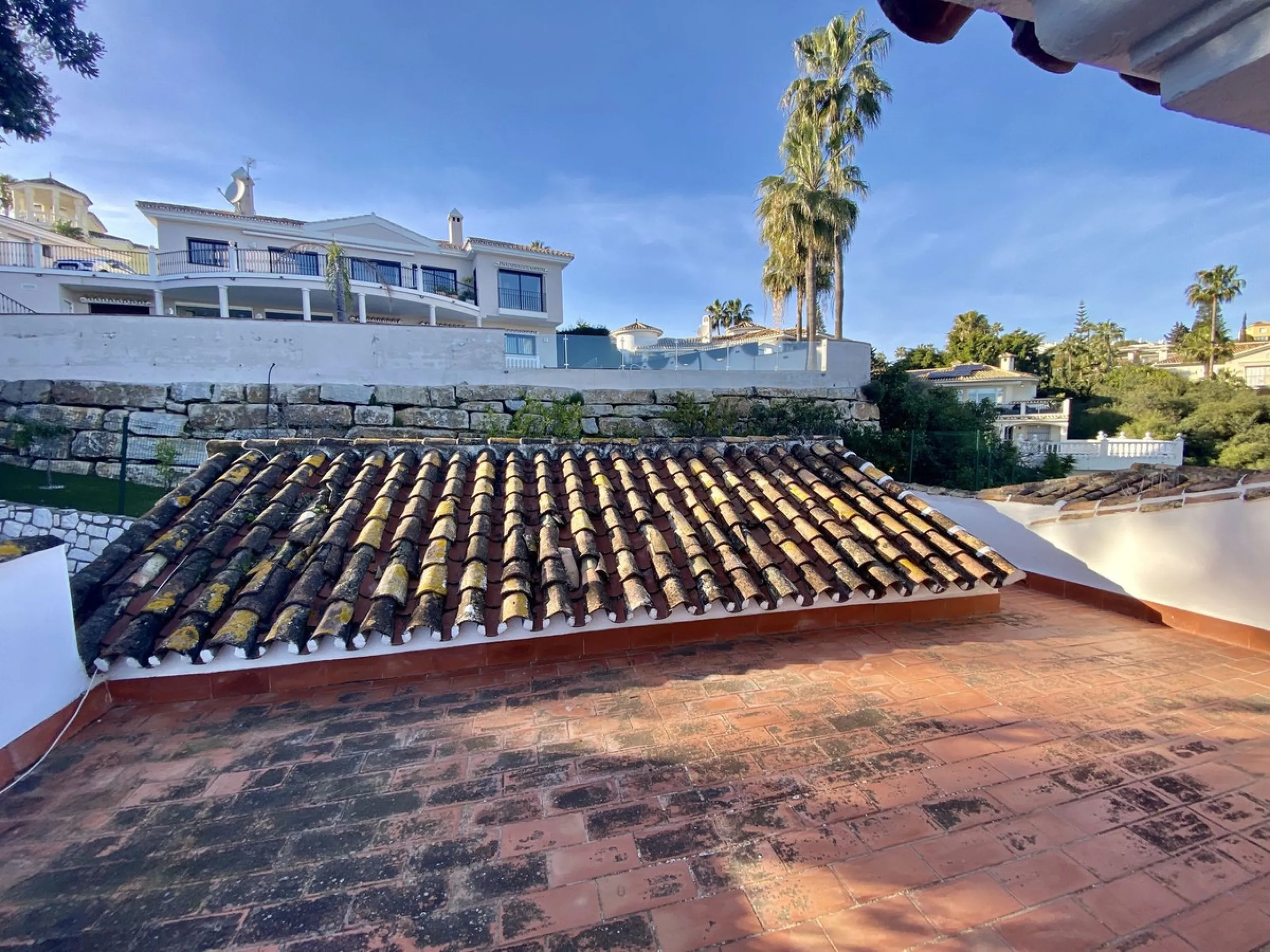 House - Detached Villa в продаже в Mijas, Málaga. В доме 5 спален и 4 ванных комнат. Площадь дома 364 м². Площадь участка 1299 м²