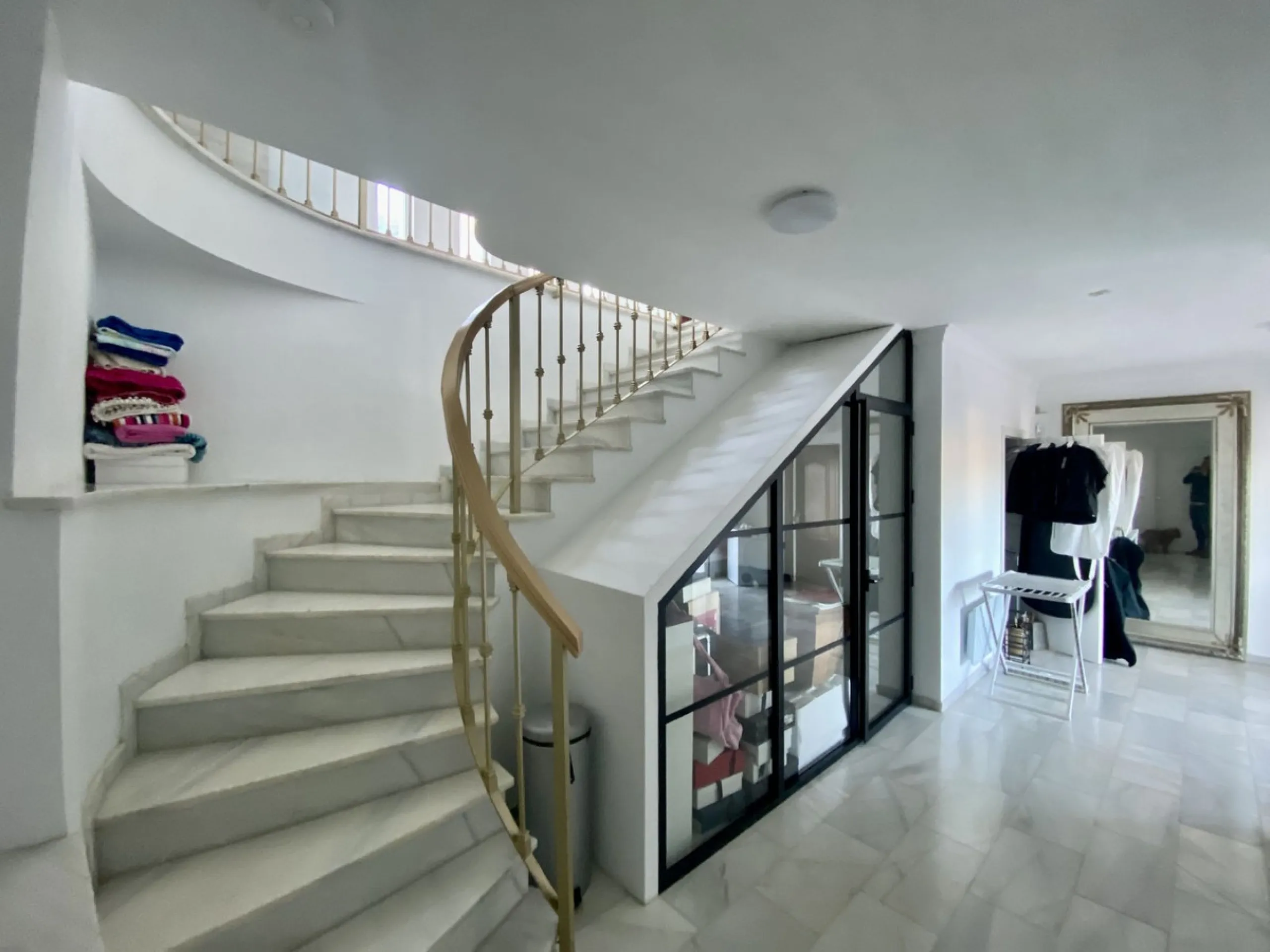 House - Detached Villa в продаже в Mijas, Málaga. В доме 5 спален и 4 ванных комнат. Площадь дома 364 м². Площадь участка 1299 м²