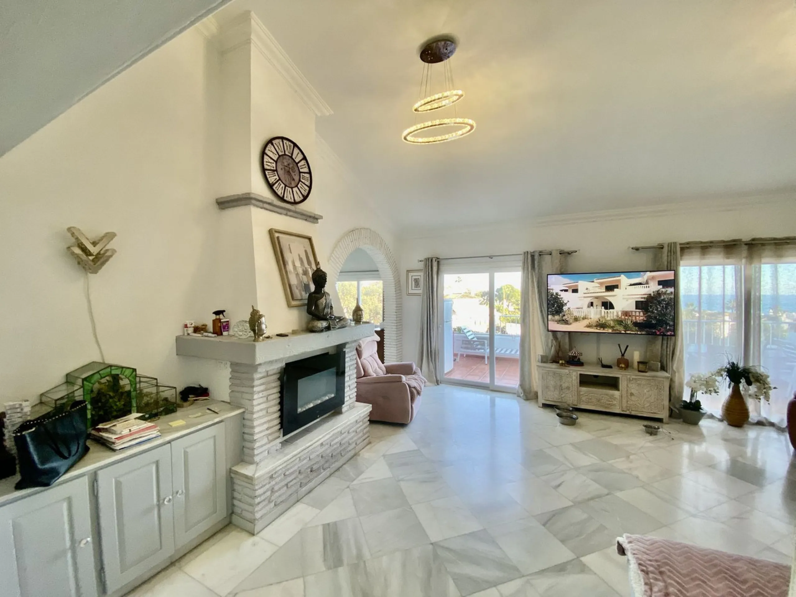House - Detached Villa в продаже в Mijas, Málaga. В доме 5 спален и 4 ванных комнат. Площадь дома 364 м². Площадь участка 1299 м²