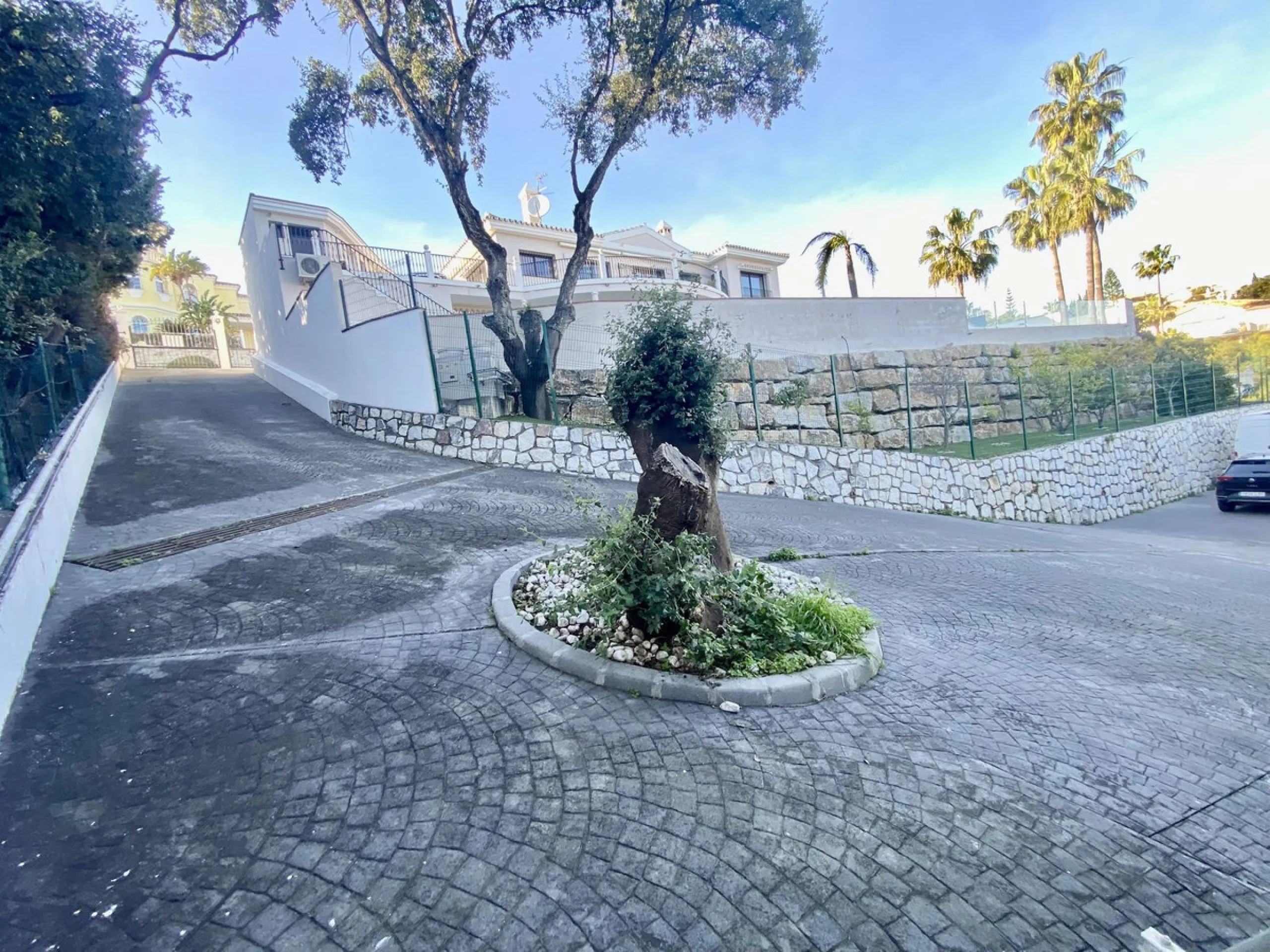 House - Detached Villa в продаже в Mijas, Málaga. В доме 5 спален и 4 ванных комнат. Площадь дома 364 м². Площадь участка 1299 м²