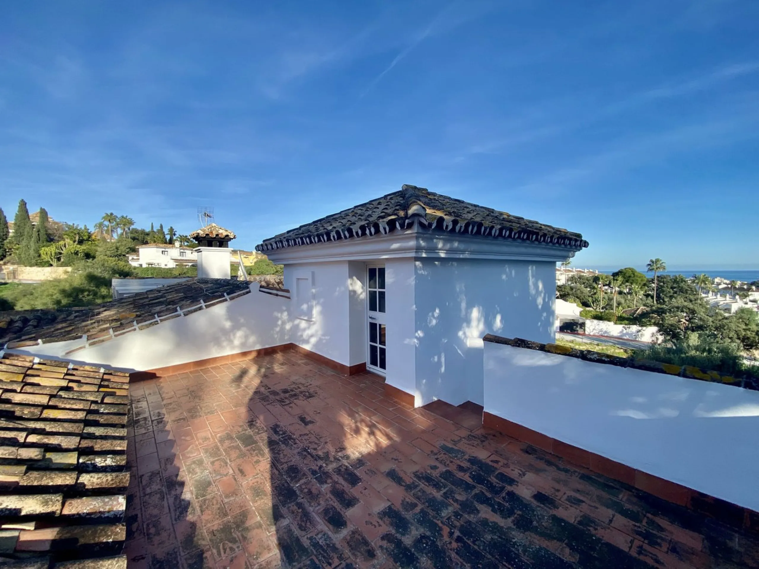 House - Detached Villa в продаже в Mijas, Málaga. В доме 5 спален и 4 ванных комнат. Площадь дома 364 м². Площадь участка 1299 м²