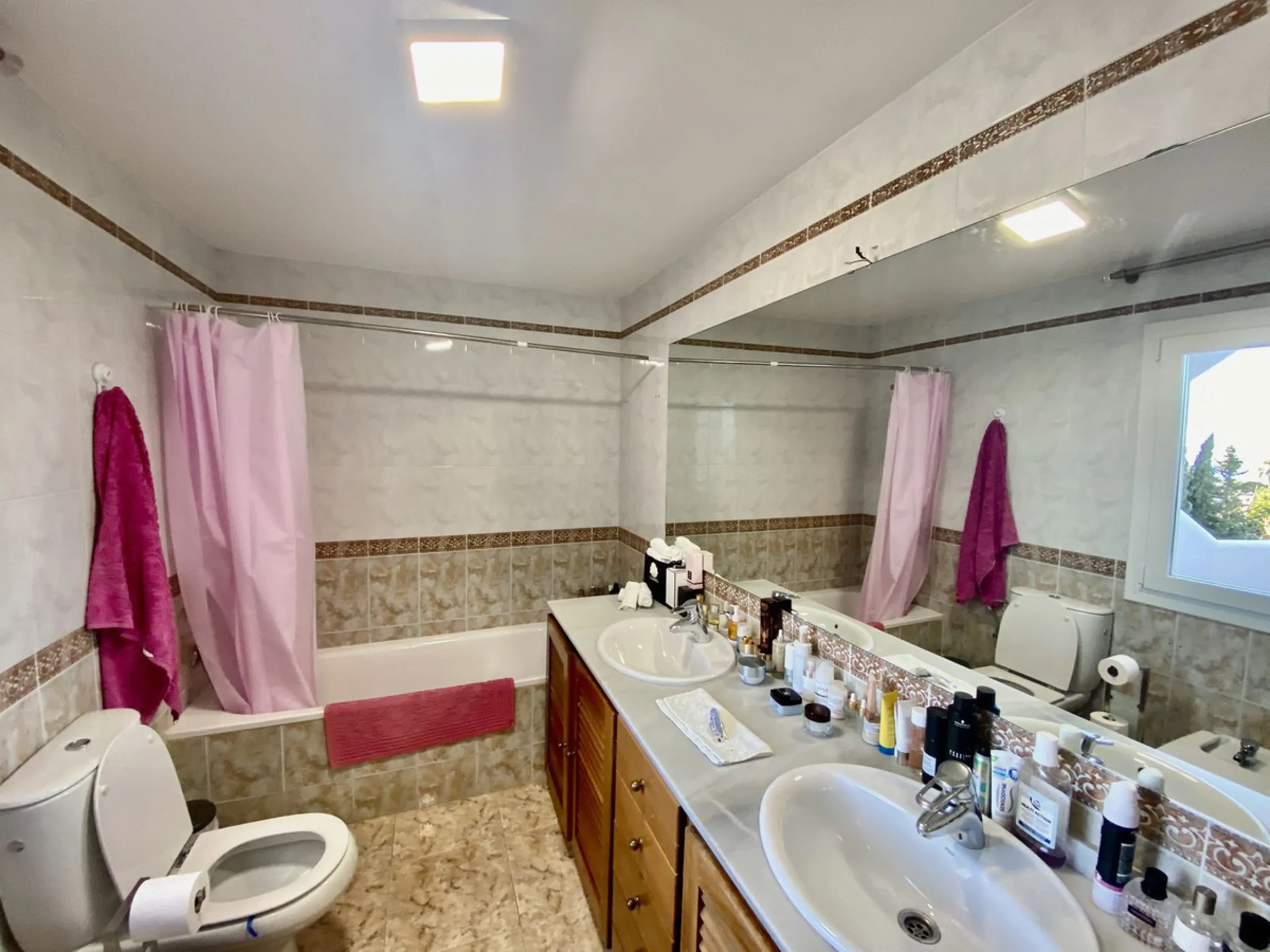 House - Detached Villa в продаже в Mijas, Málaga. В доме 5 спален и 4 ванных комнат. Площадь дома 364 м². Площадь участка 1299 м²
