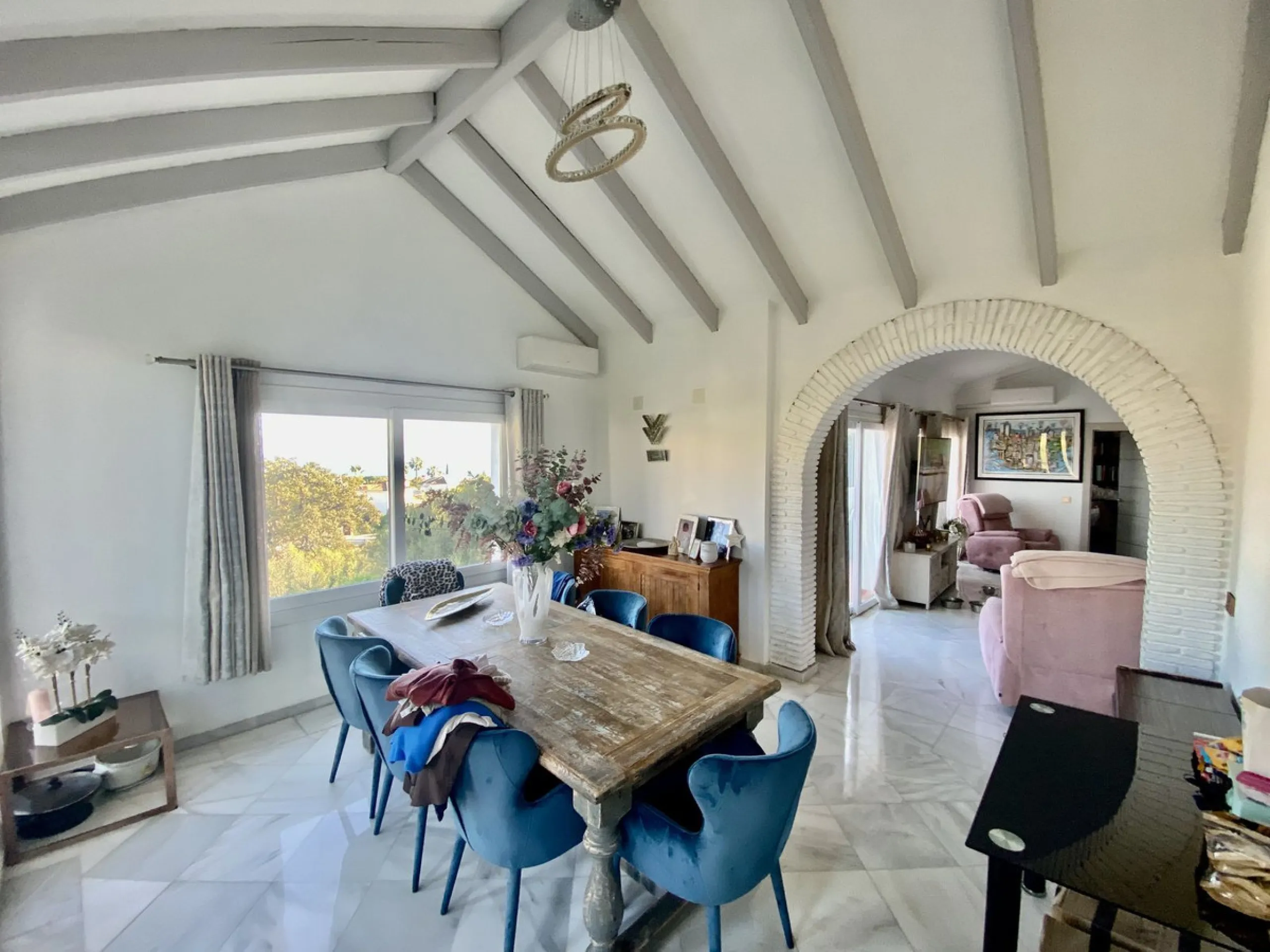 House - Detached Villa в продаже в Mijas, Málaga. В доме 5 спален и 4 ванных комнат. Площадь дома 364 м². Площадь участка 1299 м²