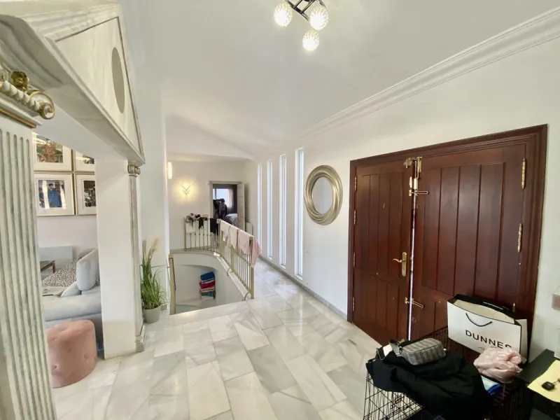 House - Detached Villa в продаже в Mijas, Málaga. В доме 5 спален и 4 ванных комнат. Площадь дома 364 м². Площадь участка 1299 м²