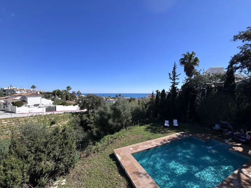 House - Detached Villa в продаже в Mijas, Málaga. В доме 5 спален и 4 ванных комнат. Площадь дома 364 м². Площадь участка 1299 м²