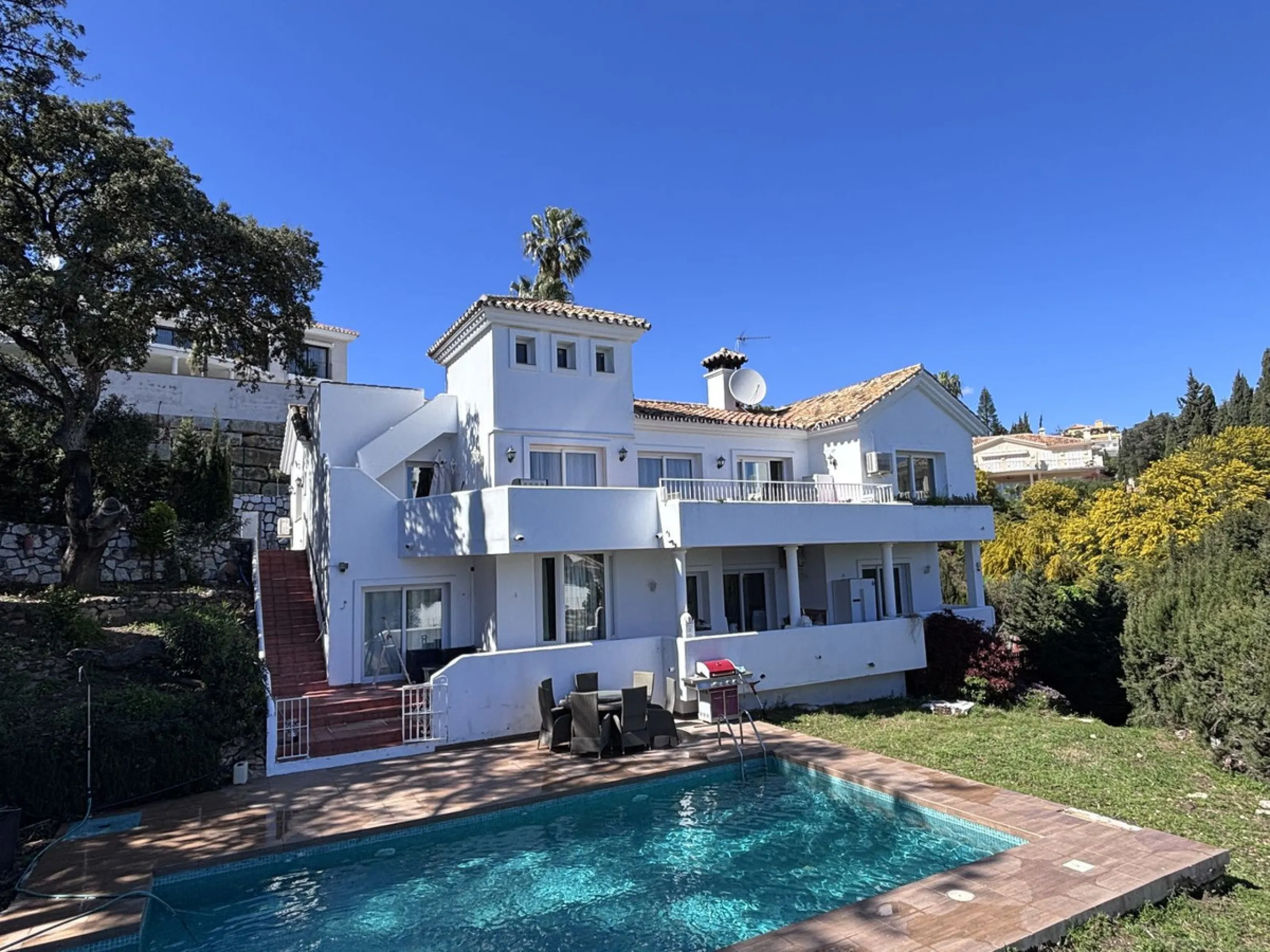 House - Detached Villa в продаже в Mijas, Málaga. В доме 5 спален и 4 ванных комнат. Площадь дома 364 м². Площадь участка 1299 м²