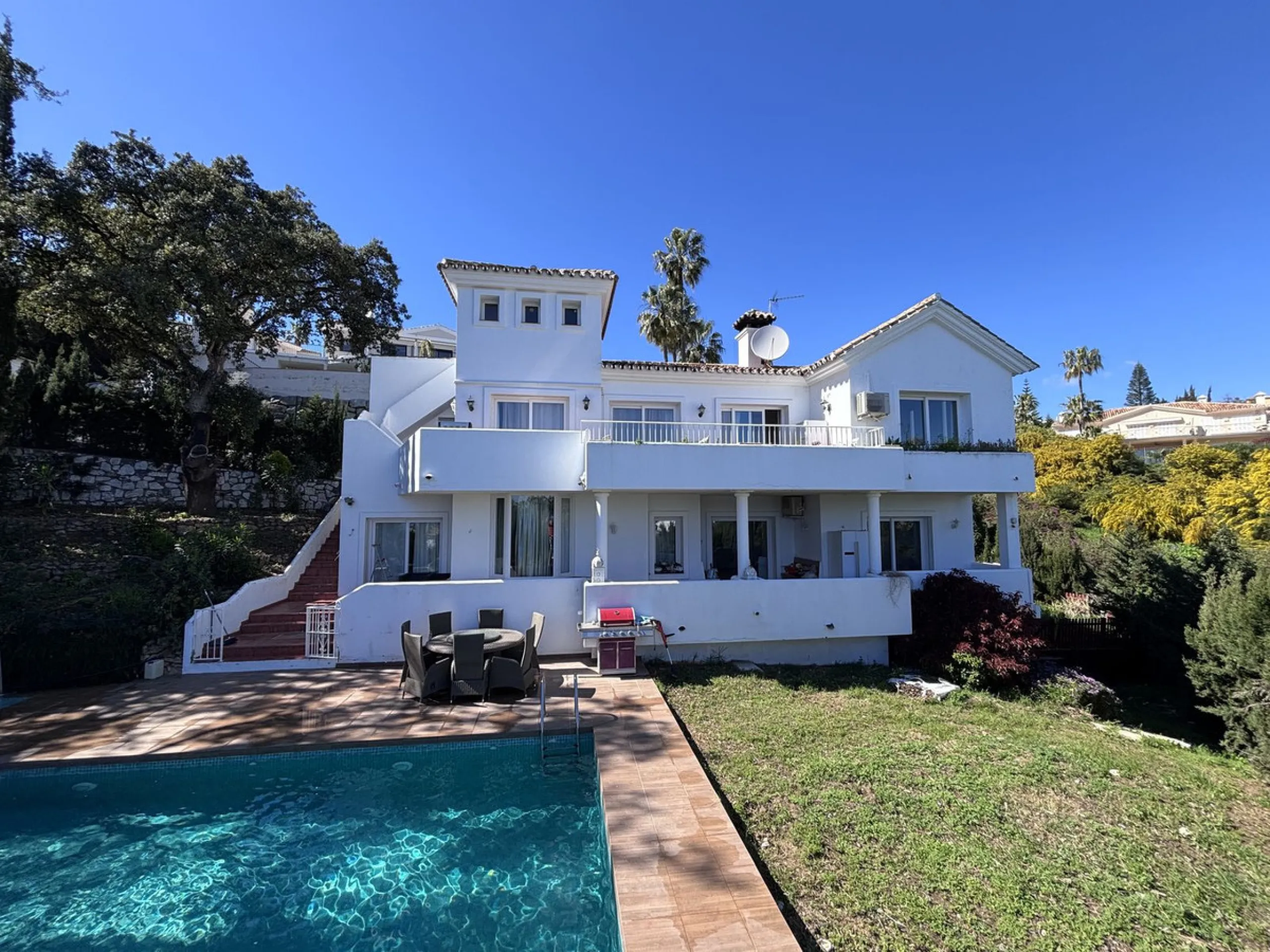 House - Detached Villa в продаже в Mijas, Málaga. В доме 5 спален и 4 ванных комнат. Площадь дома 364 м². Площадь участка 1299 м²