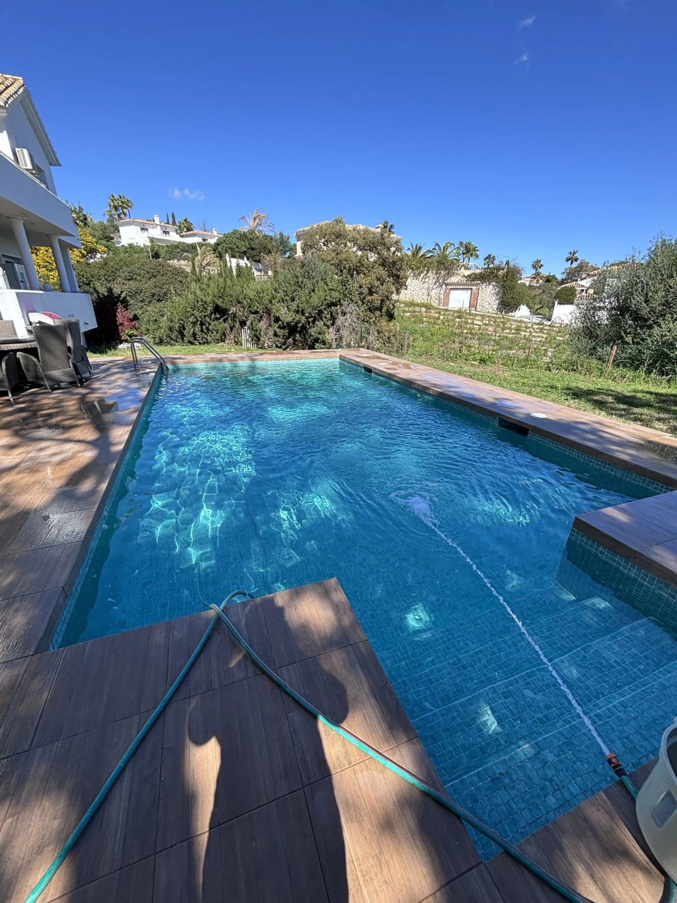 House - Detached Villa в продаже в Mijas, Málaga. В доме 5 спален и 4 ванных комнат. Площадь дома 364 м². Площадь участка 1299 м²