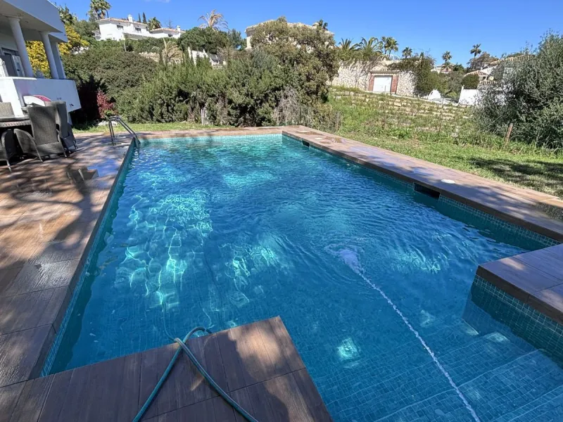 House - Detached Villa в продаже в Mijas, Málaga. В доме 5 спален и 4 ванных комнат. Площадь дома 364 м². Площадь участка 1299 м²