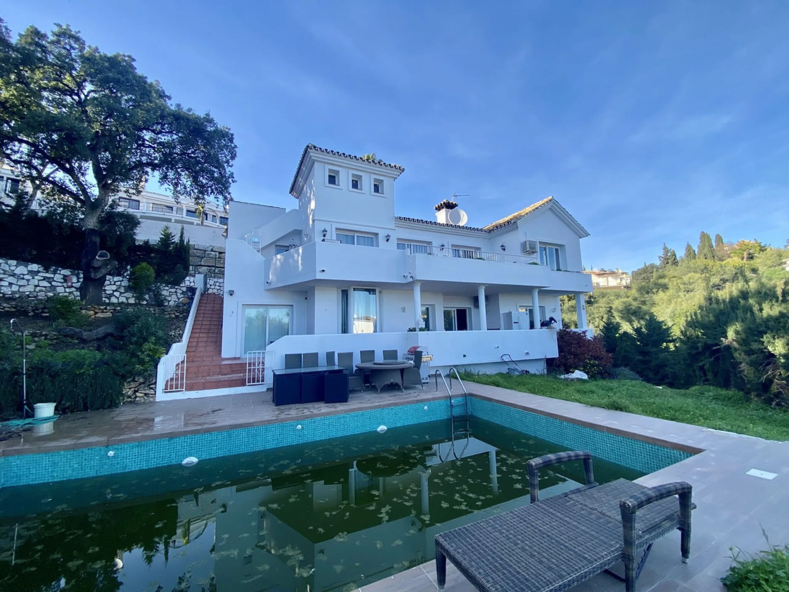 House - Detached Villa в продаже в Mijas, Málaga. В доме 5 спален и 4 ванных комнат. Площадь дома 364 м². Площадь участка 1299 м²