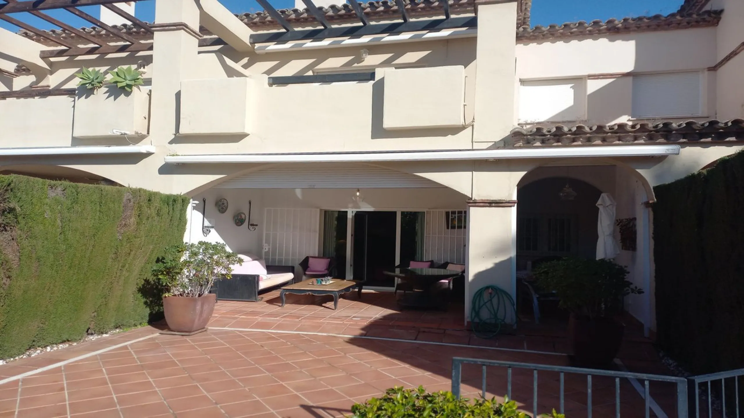 Superb spacious townhouse located in one of the most sought after urbanisations in Guadalmina Baja. Set in sumptuous landscaped gardens with a generous sized swimming pool. The property is on two storeys with a large storage in the basement and double gar