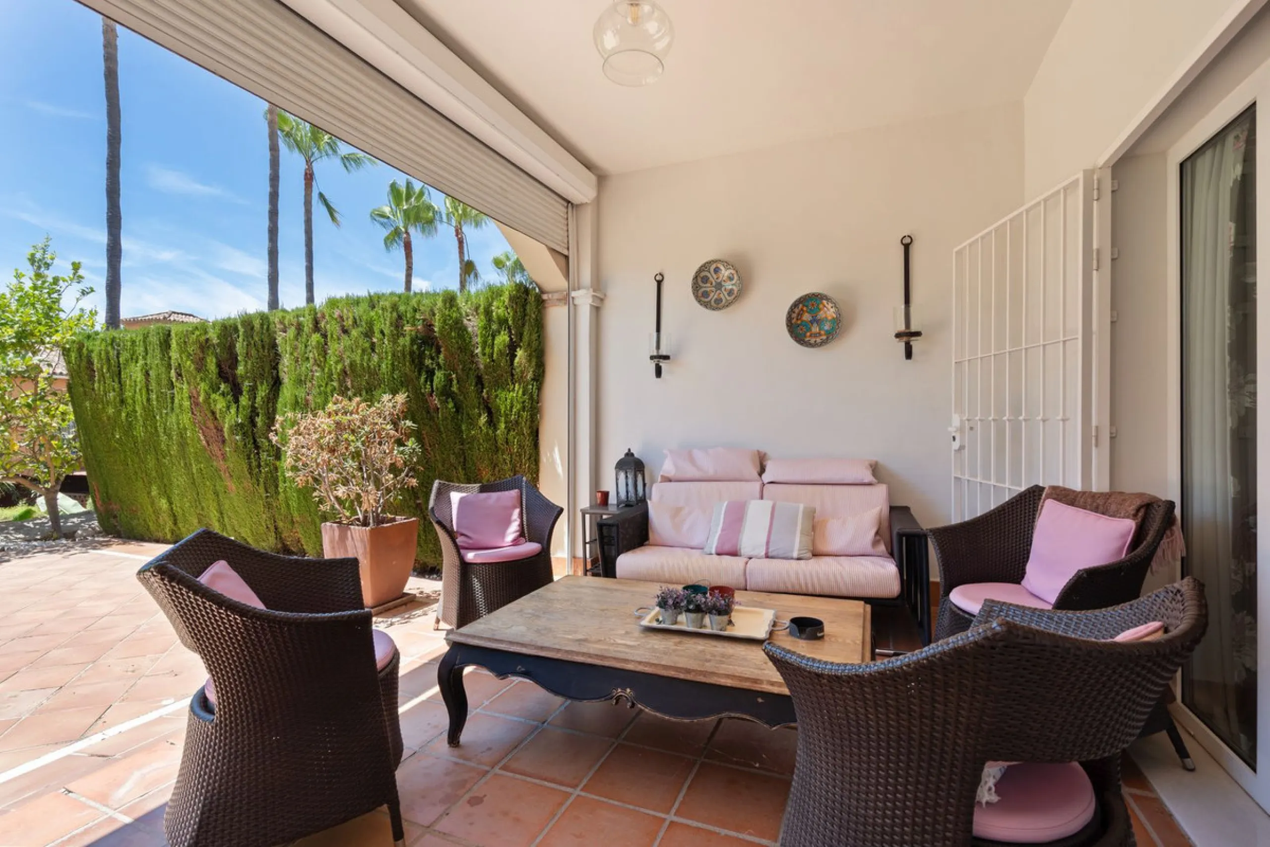 Superb spacious townhouse located in one of the most sought after urbanisations in Guadalmina Baja. Set in sumptuous landscaped gardens with a generous sized swimming pool. The property is on two storeys with a large storage in the basement and double gar