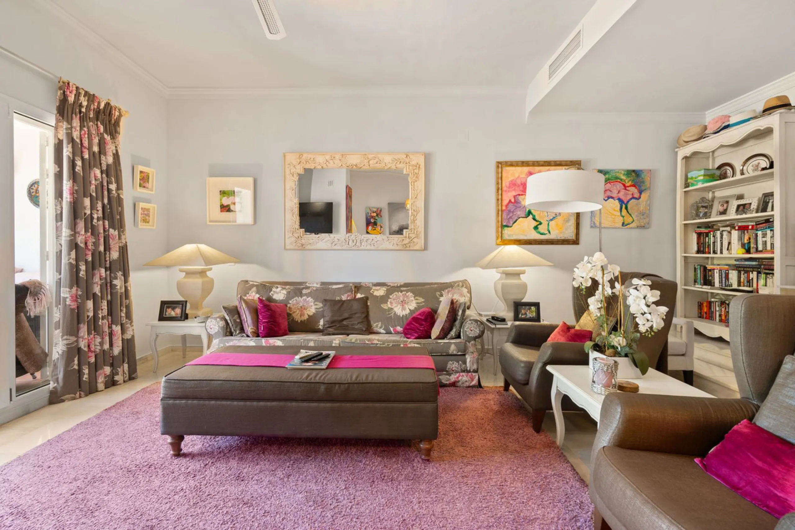 Superb spacious townhouse located in one of the most sought after urbanisations in Guadalmina Baja. Set in sumptuous landscaped gardens with a generous sized swimming pool. The property is on two storeys with a large storage in the basement and double gar