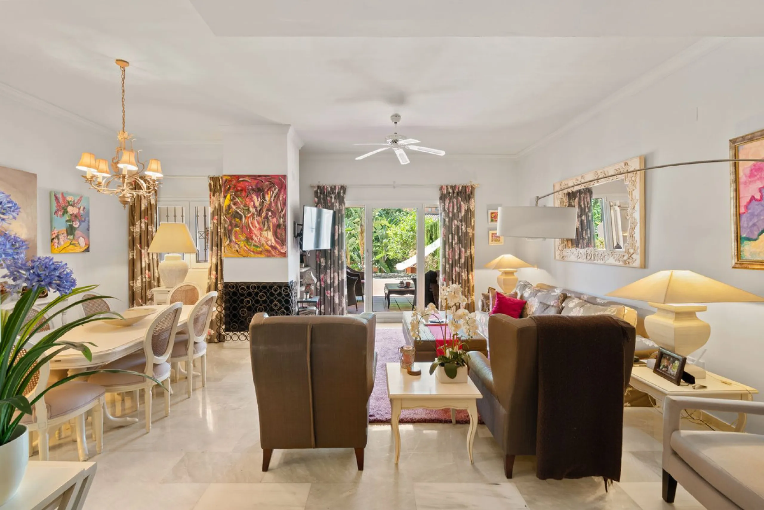 Superb spacious townhouse located in one of the most sought after urbanisations in Guadalmina Baja. Set in sumptuous landscaped gardens with a generous sized swimming pool. The property is on two storeys with a large storage in the basement and double gar