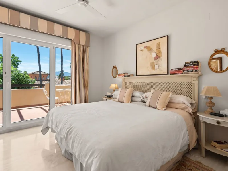 Superb spacious townhouse located in one of the most sought after urbanisations in Guadalmina Baja. Set in sumptuous landscaped gardens with a generous sized swimming pool. The property is on two storeys with a large storage in the basement and double gar