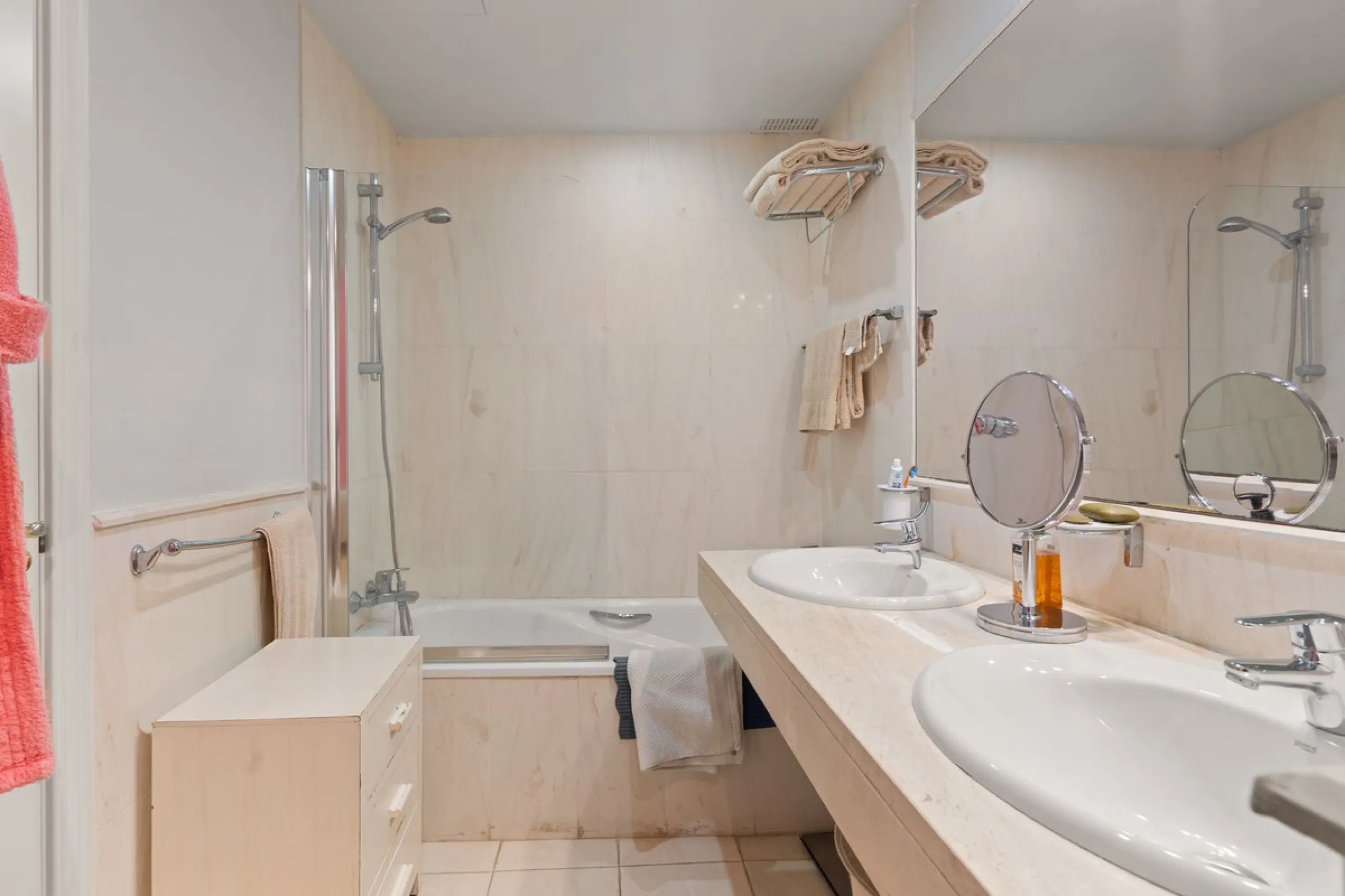 Superb spacious townhouse located in one of the most sought after urbanisations in Guadalmina Baja. Set in sumptuous landscaped gardens with a generous sized swimming pool. The property is on two storeys with a large storage in the basement and double gar