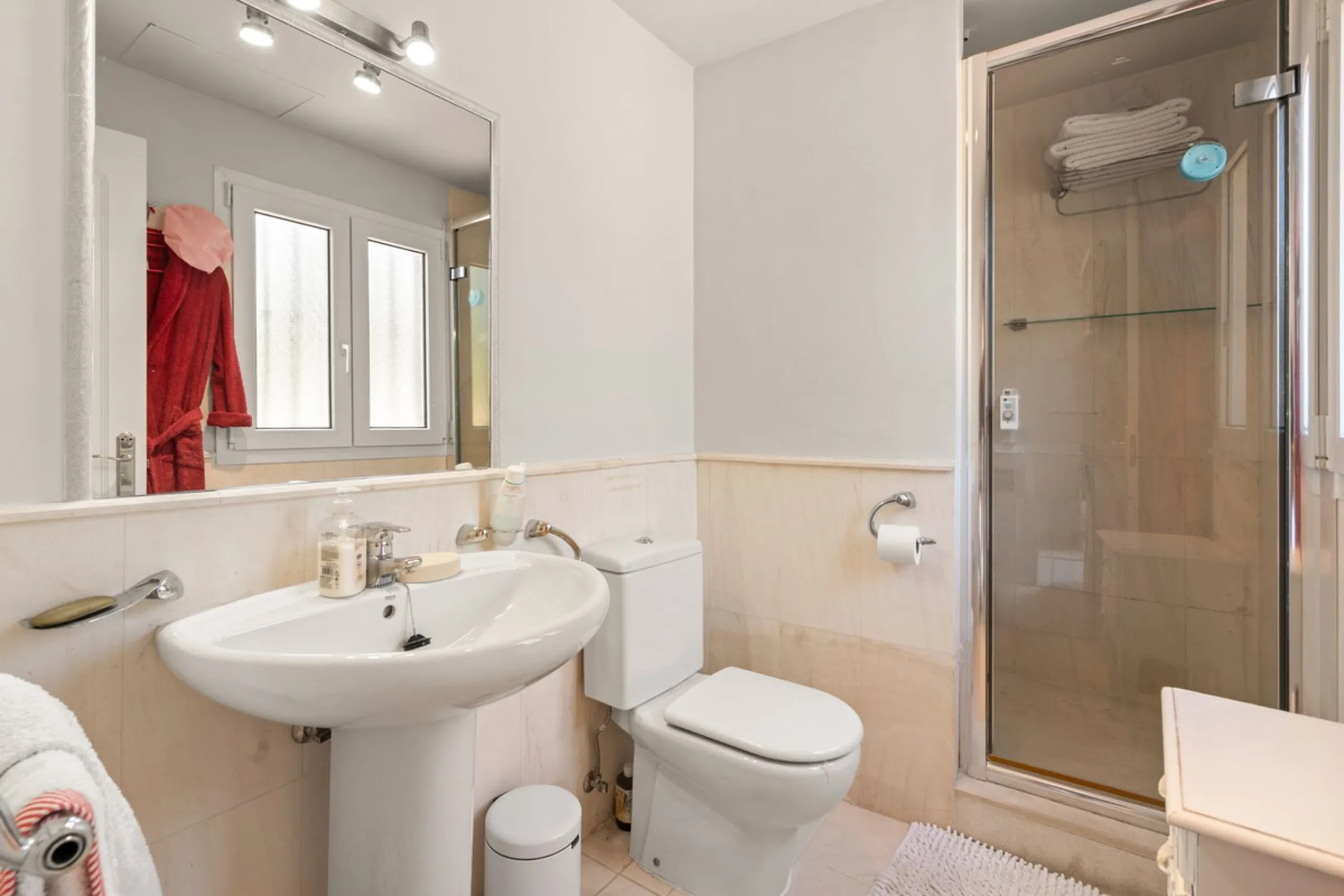 Superb spacious townhouse located in one of the most sought after urbanisations in Guadalmina Baja. Set in sumptuous landscaped gardens with a generous sized swimming pool. The property is on two storeys with a large storage in the basement and double gar