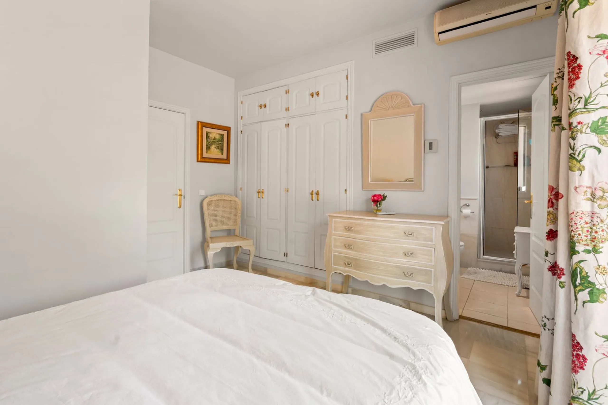 Superb spacious townhouse located in one of the most sought after urbanisations in Guadalmina Baja. Set in sumptuous landscaped gardens with a generous sized swimming pool. The property is on two storeys with a large storage in the basement and double gar