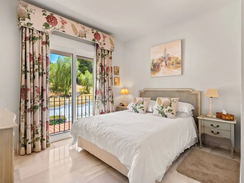Superb spacious townhouse located in one of the most sought after urbanisations in Guadalmina Baja. Set in sumptuous landscaped gardens with a generous sized swimming pool. The property is on two storeys with a large storage in the basement and double gar