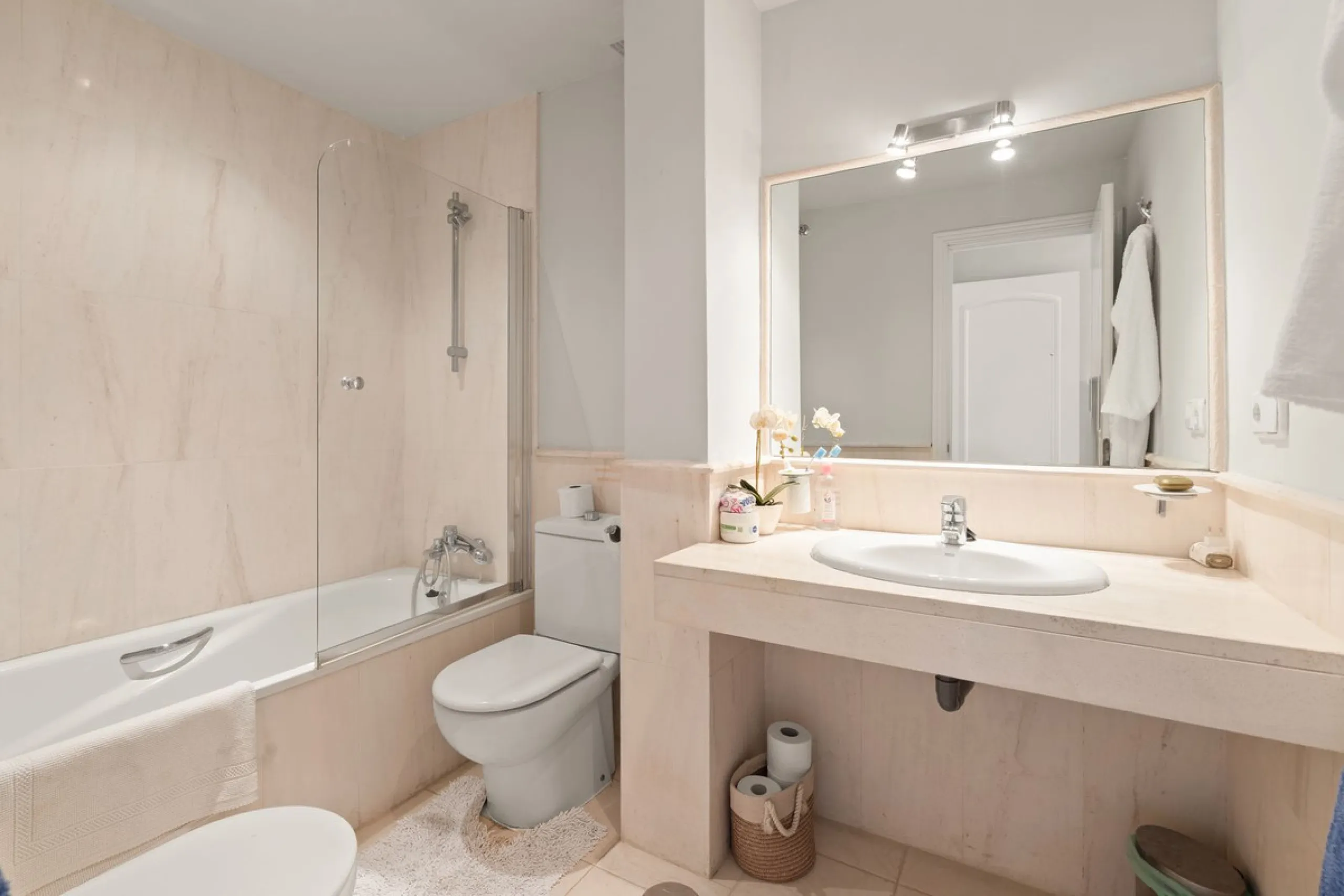 Superb spacious townhouse located in one of the most sought after urbanisations in Guadalmina Baja. Set in sumptuous landscaped gardens with a generous sized swimming pool. The property is on two storeys with a large storage in the basement and double gar