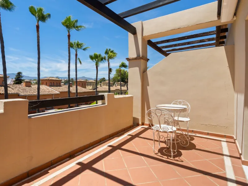 Superb spacious townhouse located in one of the most sought after urbanisations in Guadalmina Baja. Set in sumptuous landscaped gardens with a generous sized swimming pool. The property is on two storeys with a large storage in the basement and double gar