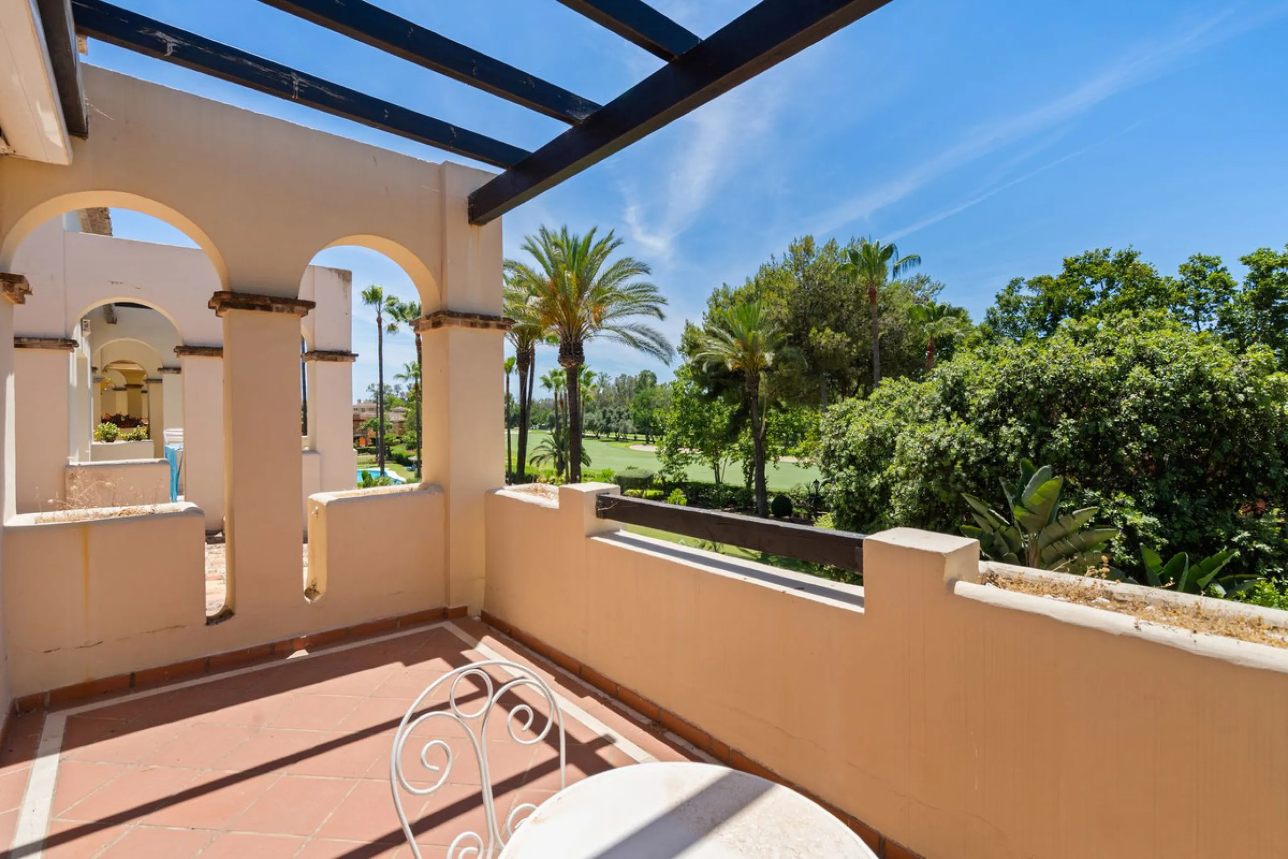 Superb spacious townhouse located in one of the most sought after urbanisations in Guadalmina Baja. Set in sumptuous landscaped gardens with a generous sized swimming pool. The property is on two storeys with a large storage in the basement and double gar