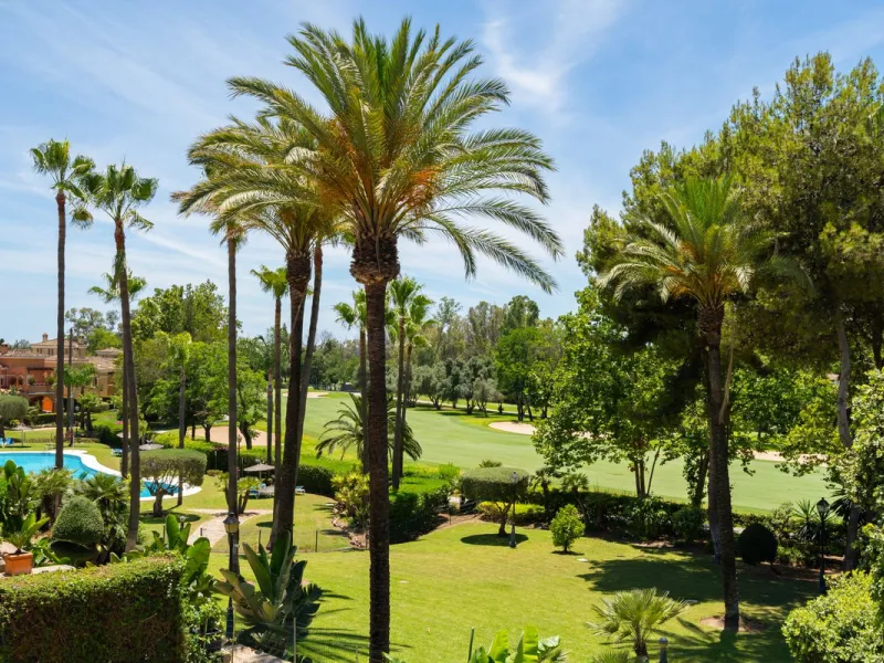 Superb spacious townhouse located in one of the most sought after urbanisations in Guadalmina Baja. Set in sumptuous landscaped gardens with a generous sized swimming pool. The property is on two storeys with a large storage in the basement and double gar