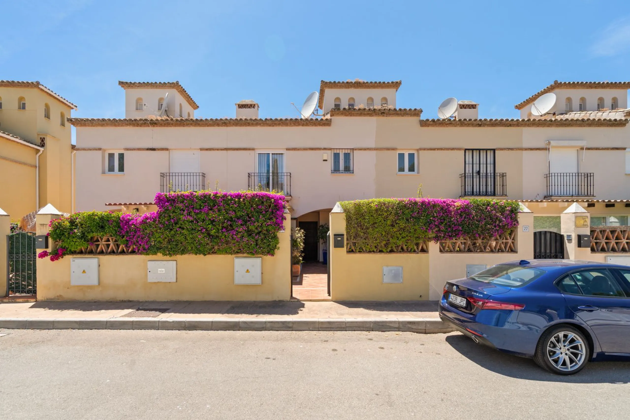 Superb spacious townhouse located in one of the most sought after urbanisations in Guadalmina Baja. Set in sumptuous landscaped gardens with a generous sized swimming pool. The property is on two storeys with a large storage in the basement and double gar