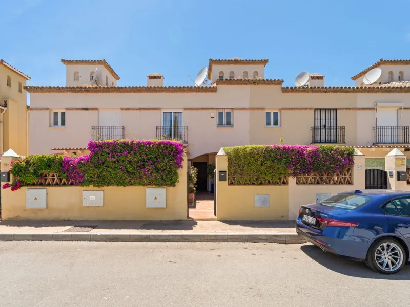 Superb spacious townhouse located in one of the most sought after urbanisations in Guadalmina Baja. Set in sumptuous landscaped gardens with a generous sized swimming pool. The property is on two storeys with a large storage in the basement and double gar
