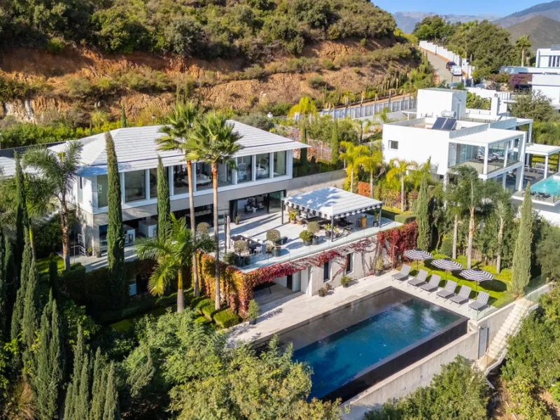 Unique villa set in breathtaking scenery.
