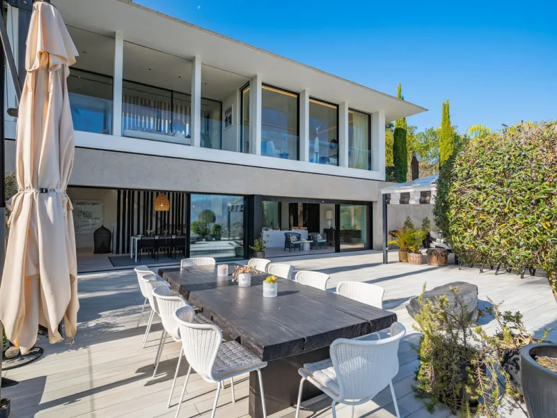 Unique villa set in breathtaking scenery.