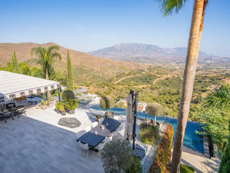 Unique villa set in breathtaking scenery.