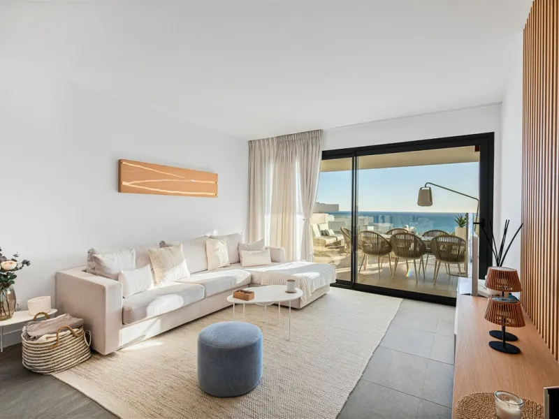 Stunning South Facing 2 Bedroom Apartment with Spacious Terrace and Panoramic Sea Views