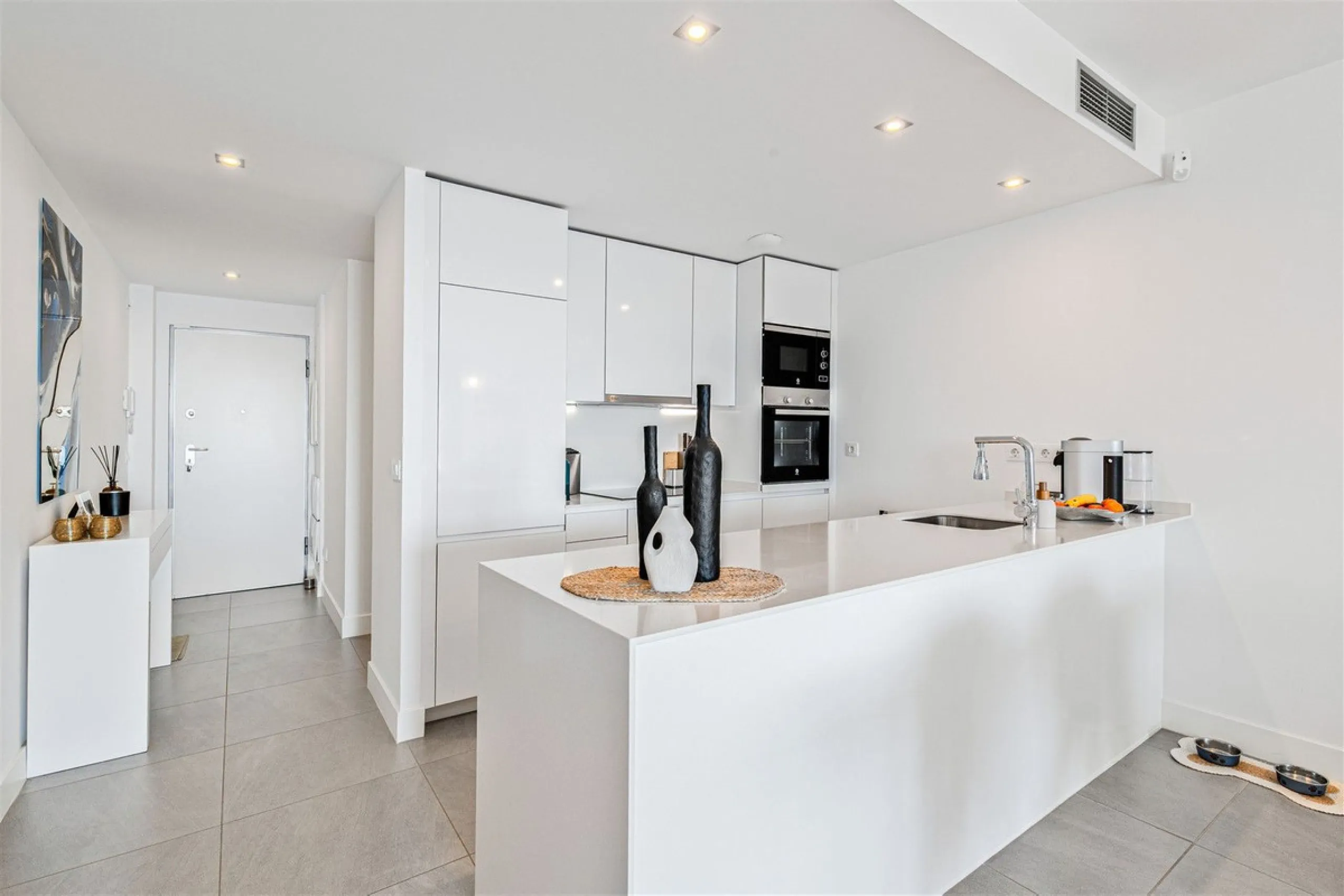 Stunning South Facing 2 Bedroom Apartment with Spacious Terrace and Panoramic Sea Views