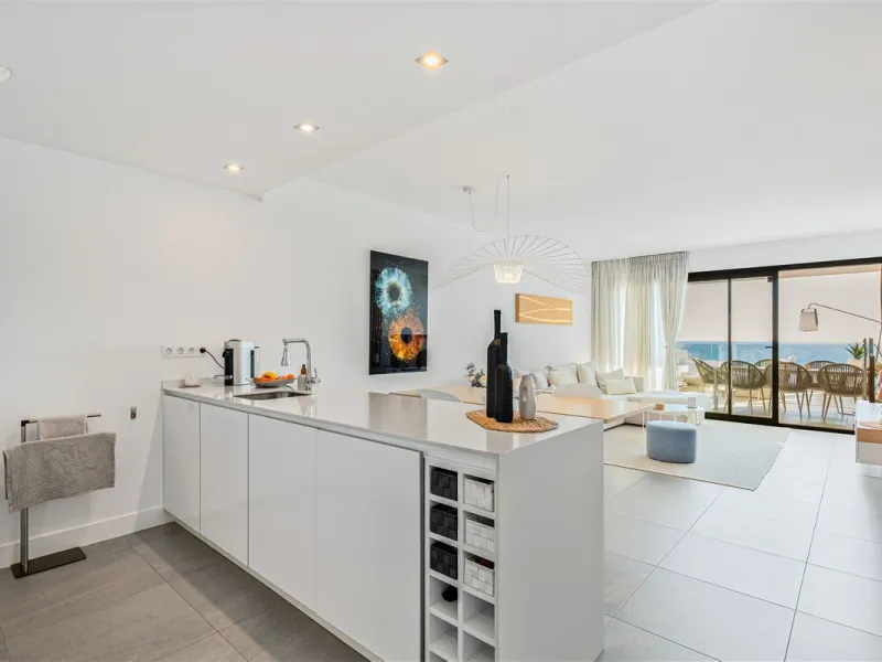 Stunning South Facing 2 Bedroom Apartment with Spacious Terrace and Panoramic Sea Views