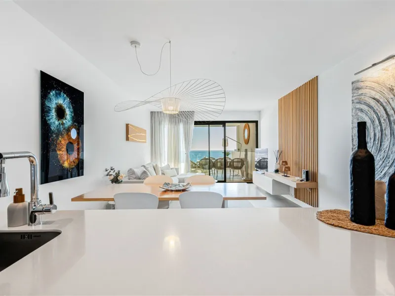 Stunning South Facing 2 Bedroom Apartment with Spacious Terrace and Panoramic Sea Views