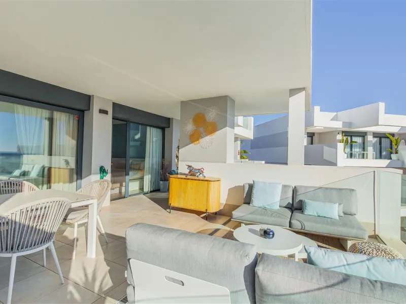 Stunning South Facing 2 Bedroom Apartment with Spacious Terrace and Panoramic Sea Views