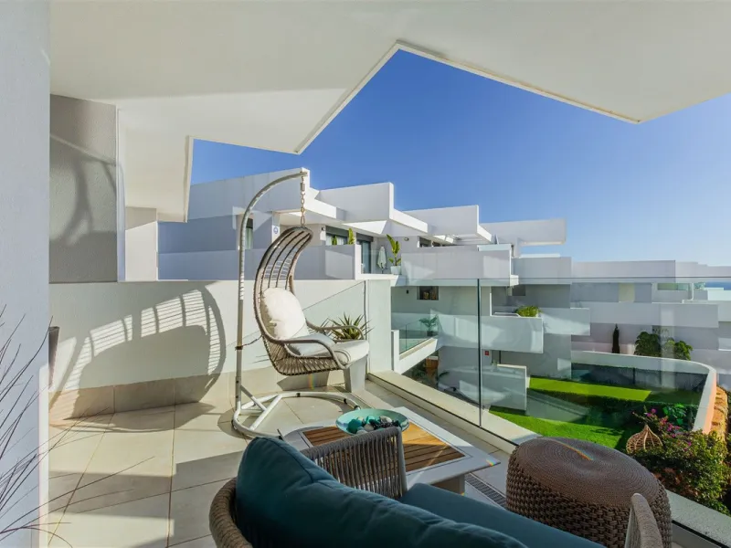 Stunning South Facing 2 Bedroom Apartment with Spacious Terrace and Panoramic Sea Views