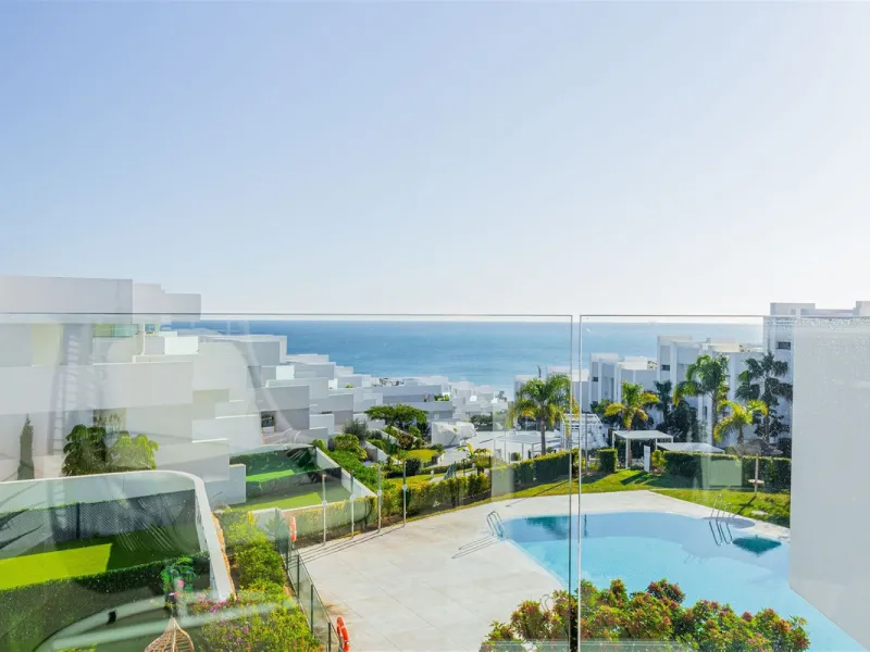 Stunning South Facing 2 Bedroom Apartment with Spacious Terrace and Panoramic Sea Views