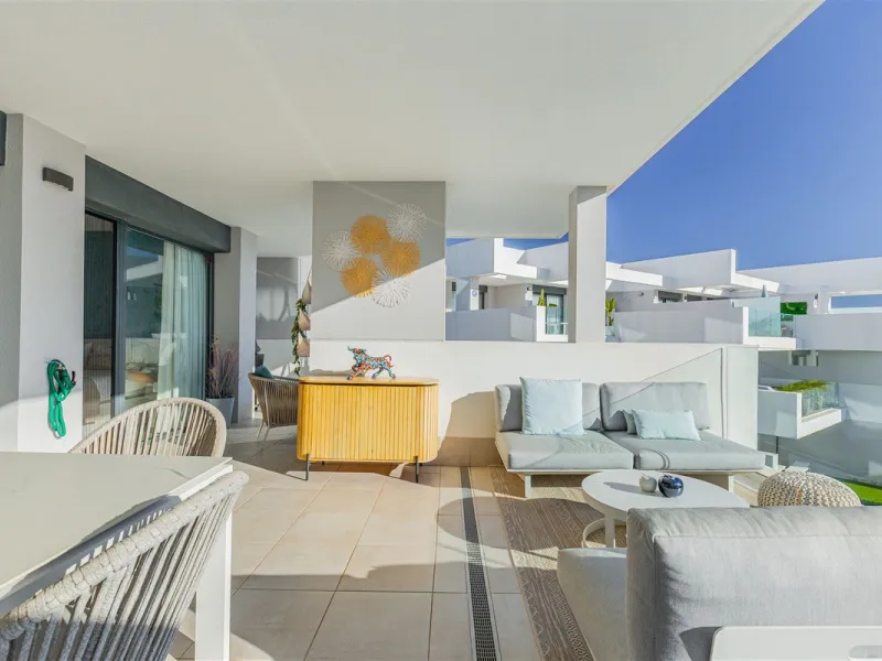 Stunning South Facing 2 Bedroom Apartment with Spacious Terrace and Panoramic Sea Views