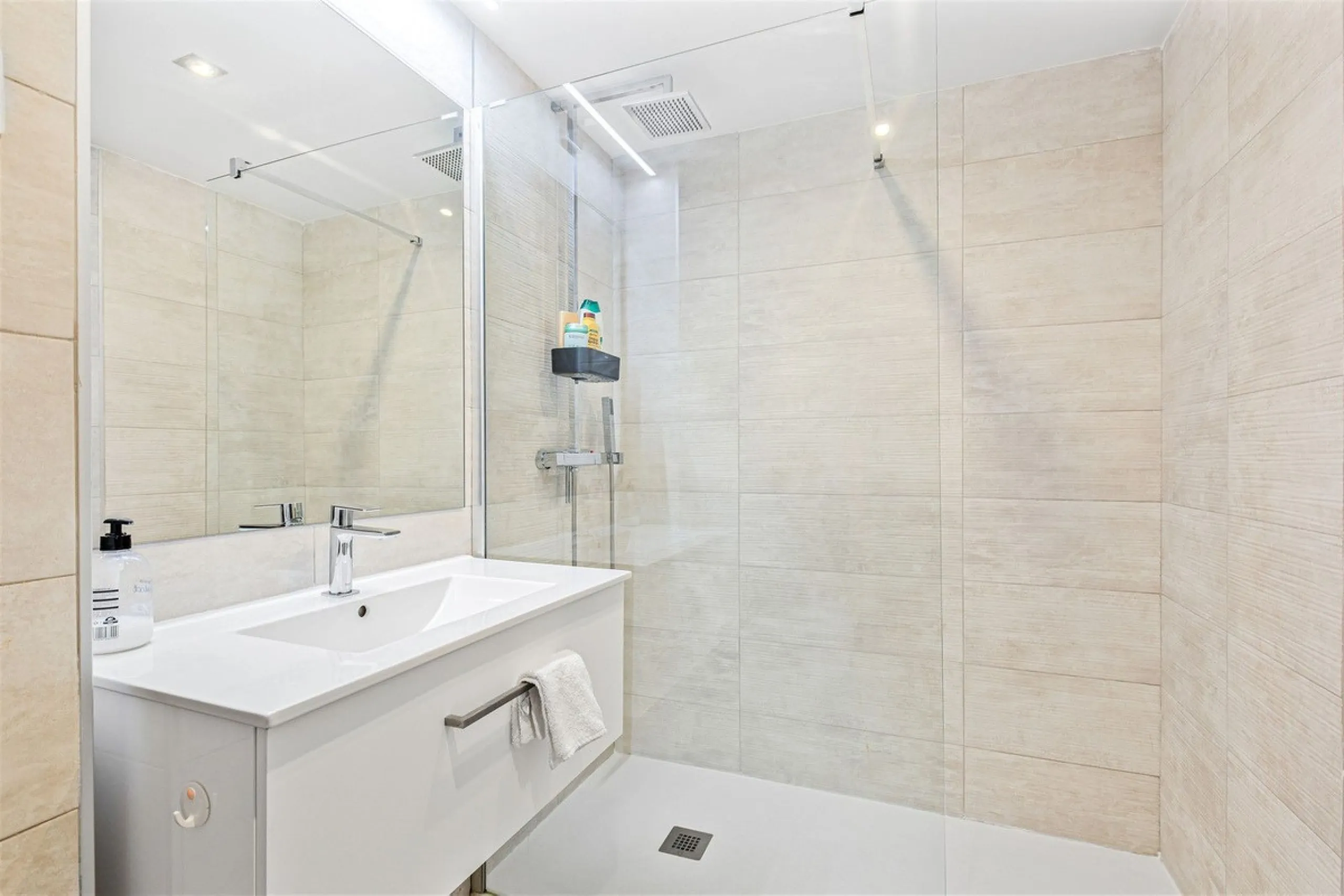 Stunning South Facing 2 Bedroom Apartment with Spacious Terrace and Panoramic Sea Views
