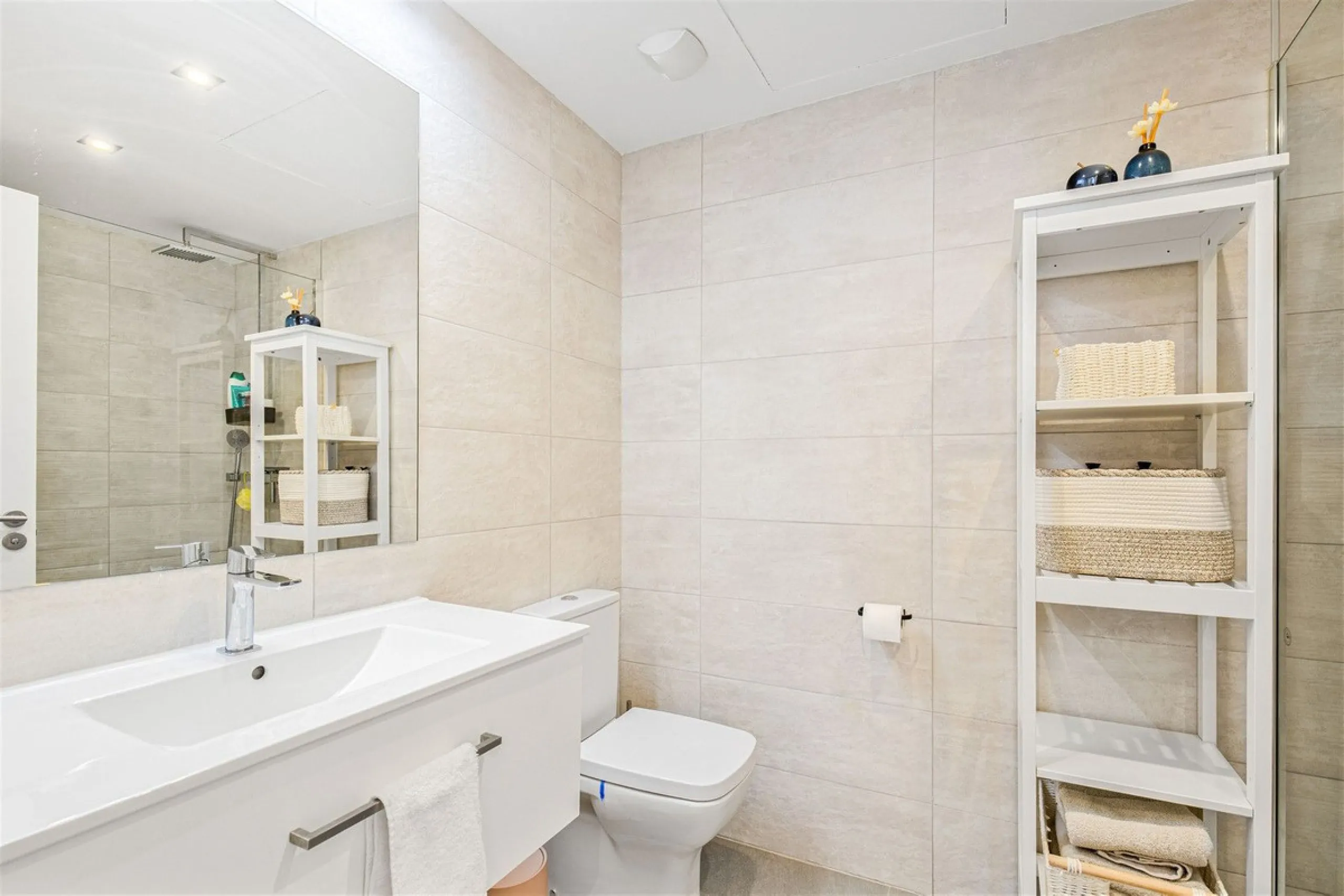 Stunning South Facing 2 Bedroom Apartment with Spacious Terrace and Panoramic Sea Views