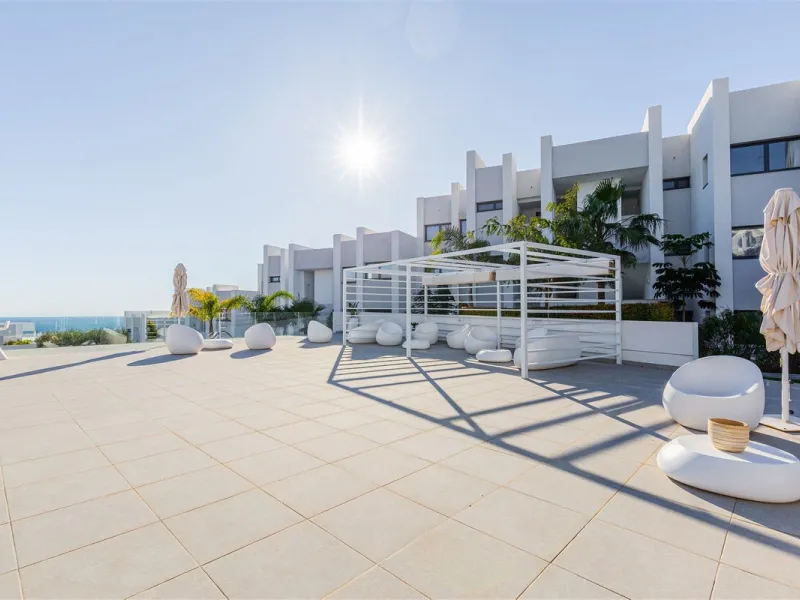 Stunning South Facing 2 Bedroom Apartment with Spacious Terrace and Panoramic Sea Views