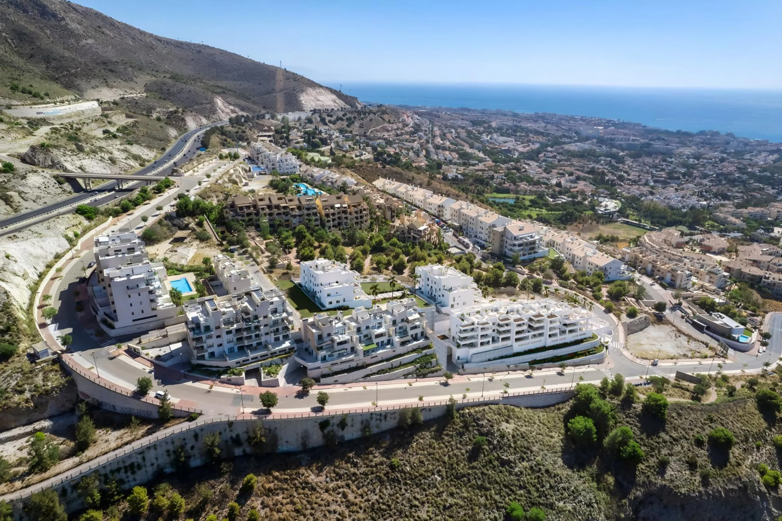 Exclusive private urbanisation, with a privileged location in Benalmádena. Due to its elevated location on the slope of the land, each and every one of the 2 and 3 bedroom properties, and 2 townhouses, enjoy incredible views of the sea and the coast. Unde