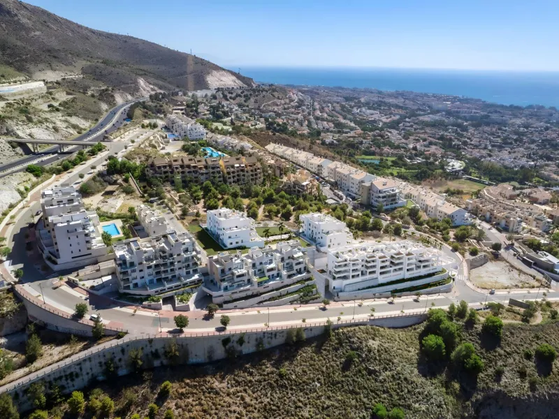 Exclusive private urbanisation, with a privileged location in Benalmádena. Due to its elevated location on the slope of the land, each and every one of the 2 and 3 bedroom properties, and 2 townhouses, enjoy incredible views of the sea and the coast. Unde