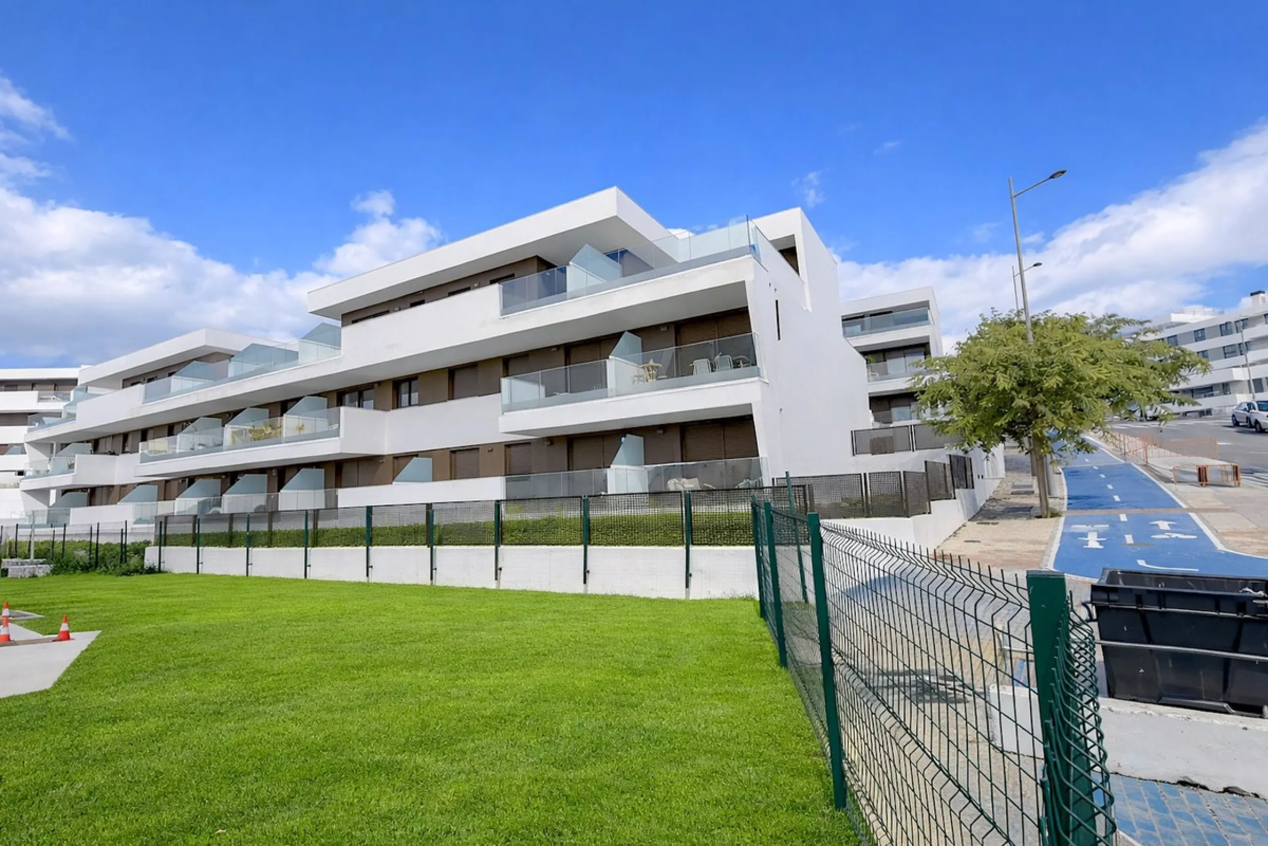 Step inside this beautiful, brand-new 2-bedroom, 2-bathroom apartment right in the heart of Estepona, where modern comfort meets effortless Mediterranean living.