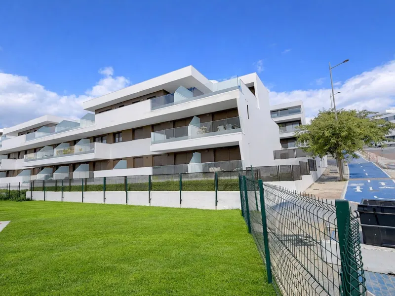 Step inside this beautiful, brand-new 2-bedroom, 2-bathroom apartment right in the heart of Estepona, where modern comfort meets effortless Mediterranean living.